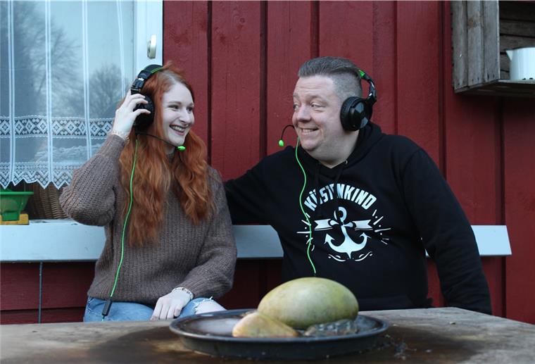 Ungleiches Duo aus Lunestedt produziert Podcasts Nathalie Sandersfeld und Andreas Jahns aus Lunestedt sind die Gesichter hinter dem Podcast "Gefühlsecht - Die Podcast Show".