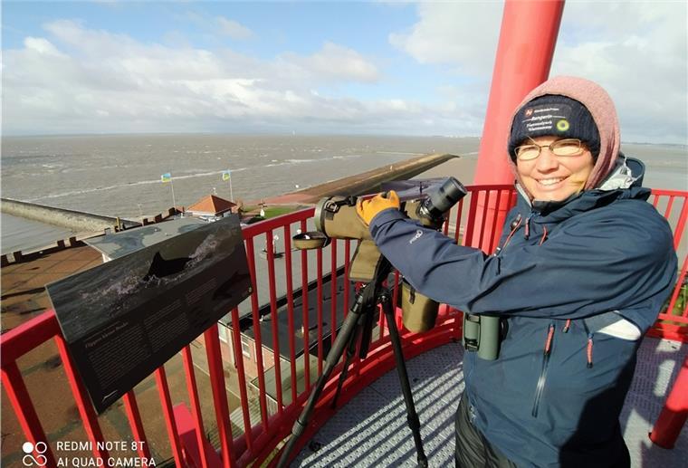 Zum „Whale watching“ nach Eckwarderhörne Nationalpark-Rangerin Annelie Hedden hat schon mal den idealen Standort auf dem Leuchtfeuer für ein Spektiv ausgesucht.