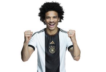 Nationalspieler Leroy Sane das neue Trikot. 