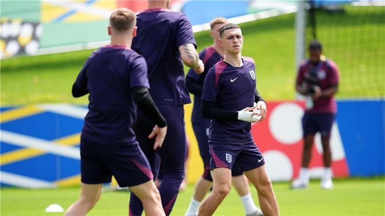 Miese Leistung, gute Stimmung: „Viel zu feiern“ bei England Nationalspieler Phil Foden ist nach der Geburt seines Kindes wieder im Training.