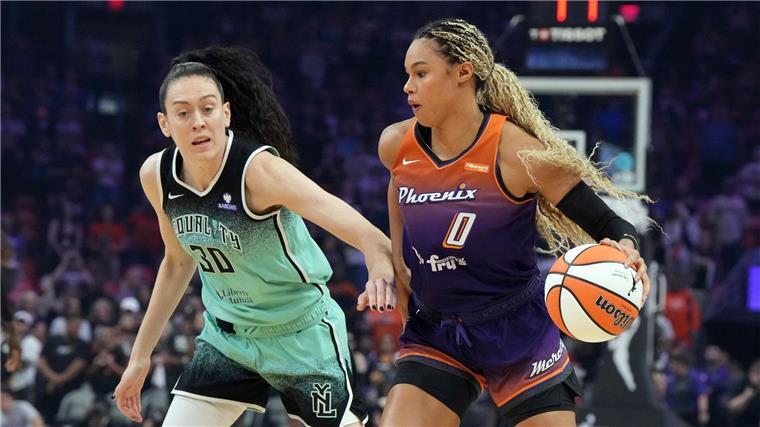 Nationalspielerin Satou Sabally (r) hatte großen Anteil am Weiterkommen von Phoenix in den WNBA-Playoffs.