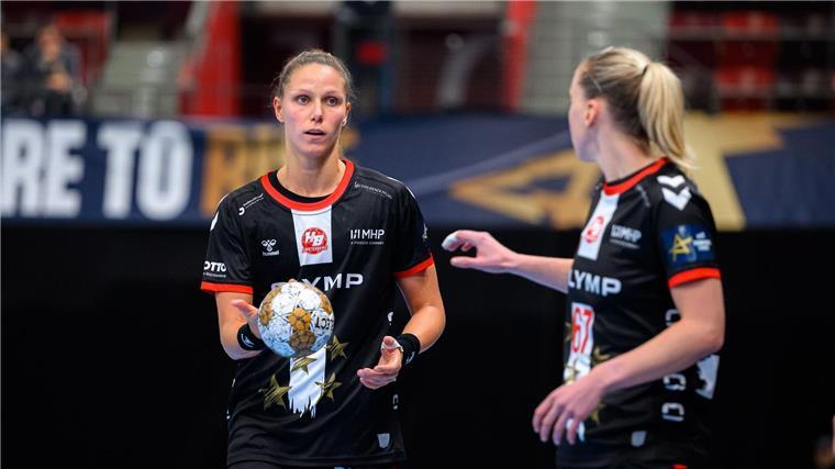Nationalspielerin Xenia Smits (l) findet einen neuen Verein.