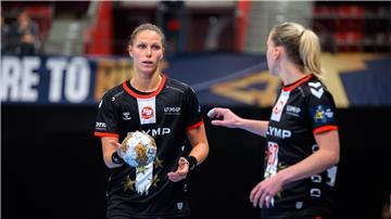 Nationalspielerin Xenia Smits (l) findet einen neuen Verein.