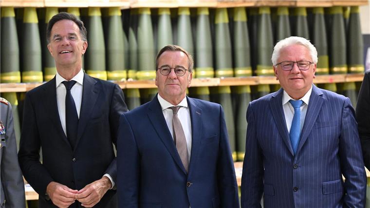 Neues Rheinmetall-Munitionswerk eröffnet - Lob aus Politik Nato-Generalsekretär Mark Rutte, Verteidigungsminister Boris Pistorius und Rheinmetall-Chef Armin Papperger.