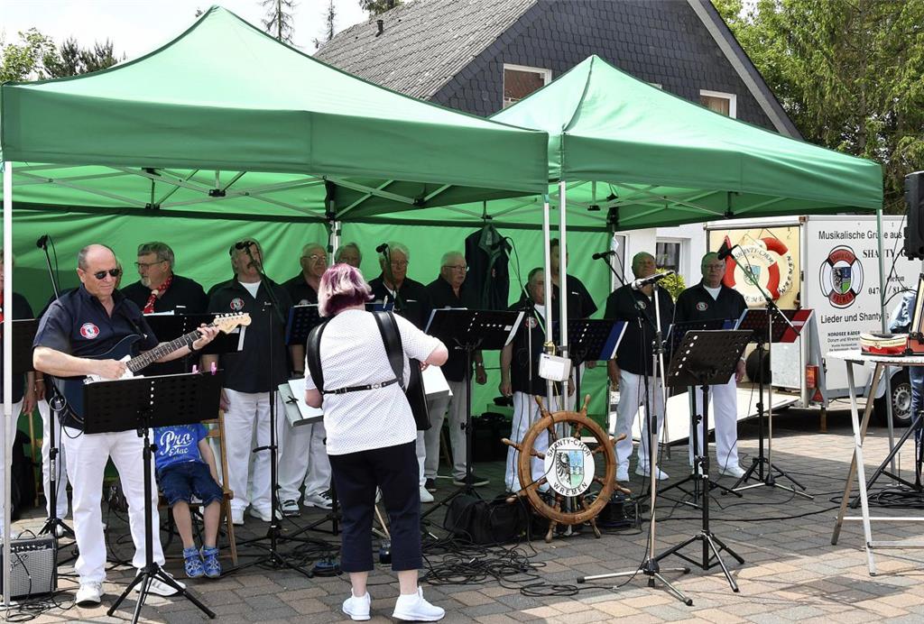 Natürlich darf auch der Wremer Shantychor beim Krabbentag nicht fehlen. 