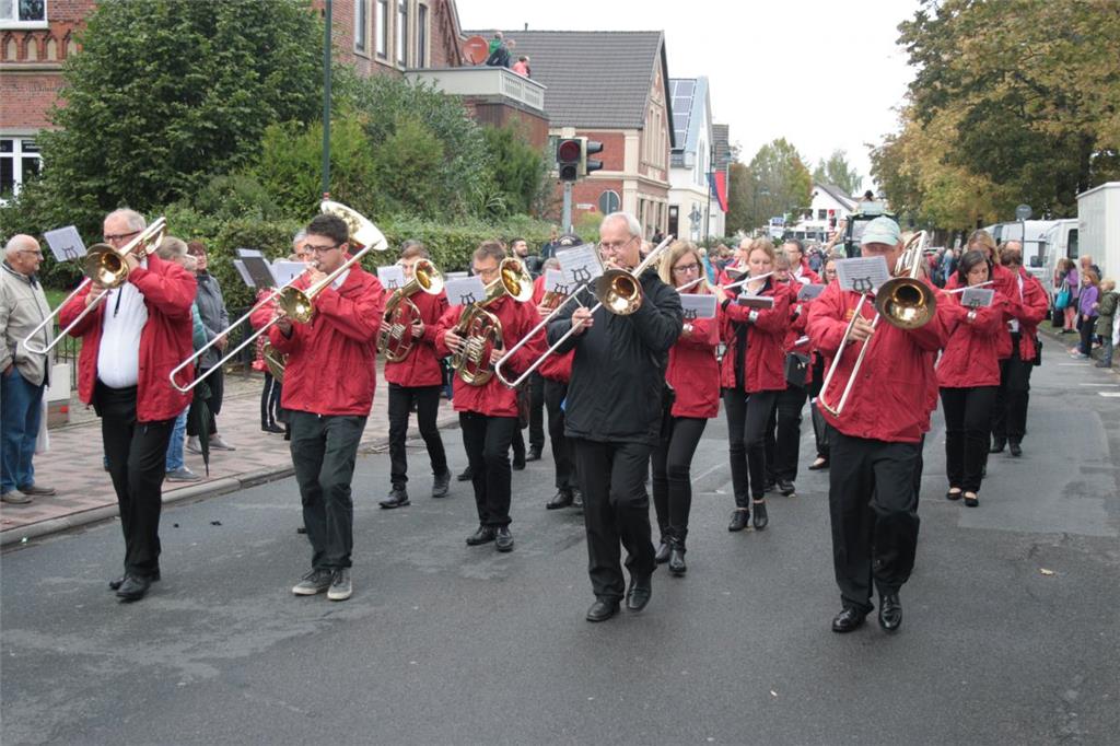 Natürlich gab es während des Umzugs auch Live-Musik. Foto: Plugge