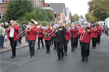 Natürlich gab es während des Umzugs auch Live-Musik. Foto: Plugge