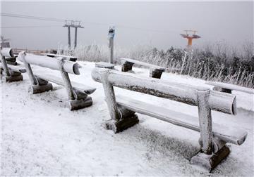 Natürlich ist auch im Erzgebirge der Winter eingezogen: Mit Schnee bedeckt sind die Bänke auf dem Fichtelberg bei Oberwiesenthal (Sachsen).