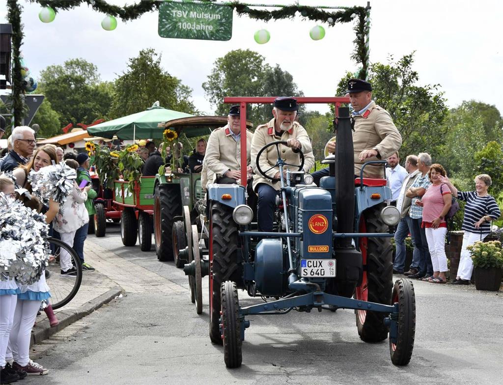 Natürlich war auch die mulsumer Feuerwehr mit einem Festwagen dabei. Allein der ...