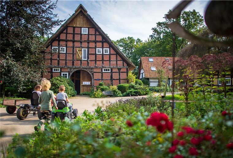 Ostern auf dem Bauernhof: Ferienhöfe werden gut gebucht Kinder spielen auf einem Bauernhof.