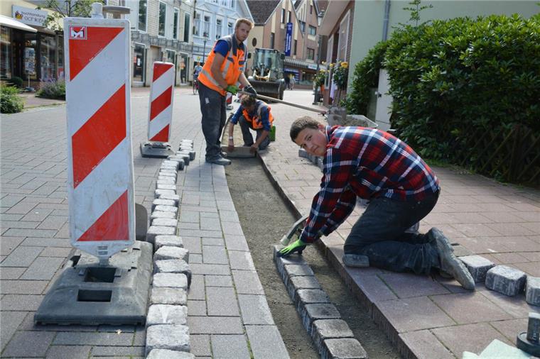 Bad Bederkesa: Stadt will Stolperfallen durch die Gosse vermeiden Naturstein raus, Betonstein rein: Die Arbeiten auf der Mattenburger Straße im Ortskern von Bad Bederkesa laufen planmäßig. Straßenbauer Ole Grabow (von rechts), Holger Krause und Julin Ney haben alle Hände voll zu tun.