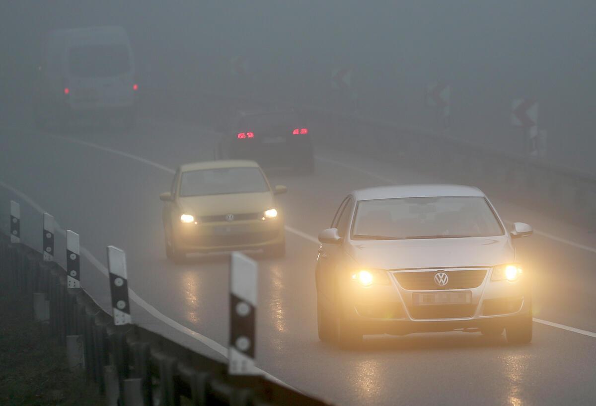 Nebel, Regen und Dunkelheit erhöhen das Unfallrisiko. Die Polizei Rotenburg rät: Jetzt kostenlos das Autolicht prüfen lassen.