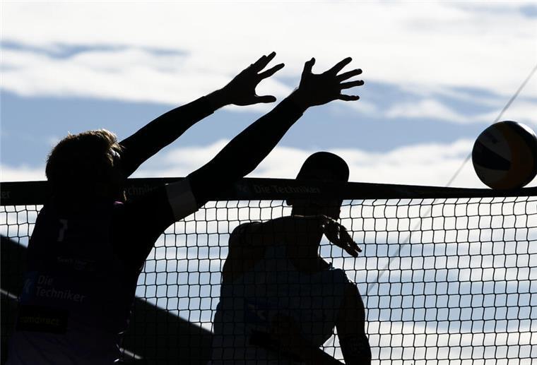 Neuer Name gesucht: Wie soll das Stadion am Meer in Cuxhaven heißen? Beachvolleyballspieler am Netz mit Ball.