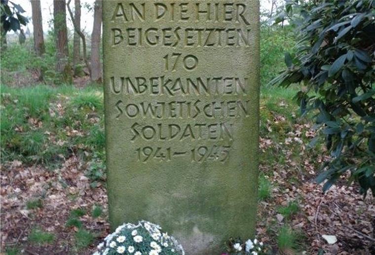 8. Mai: Angehörige gedenken der Opfer Neben Blumen haben Angehörige der auf dem sogenannten „Russenfriedhof“ beigesetzten sowjetischen Kriegsgefangenen dort Süßigkeiten abgelegt.