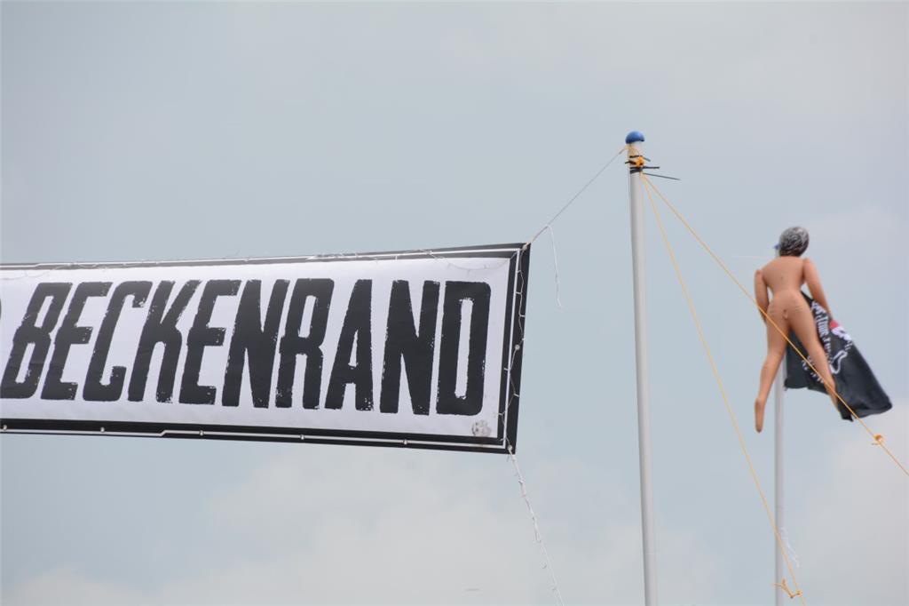 Neben dem Beckenrand fliegt die Puppe in luftiger Höhe. 