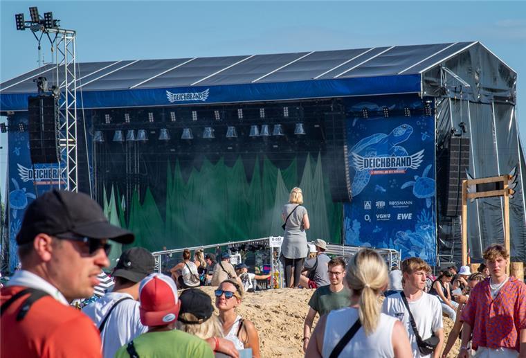 Deichbrand 2023: Festival bekommt neue Bühne - was dafür geplant ist Blick auf eine Deichbrand-Bühne.