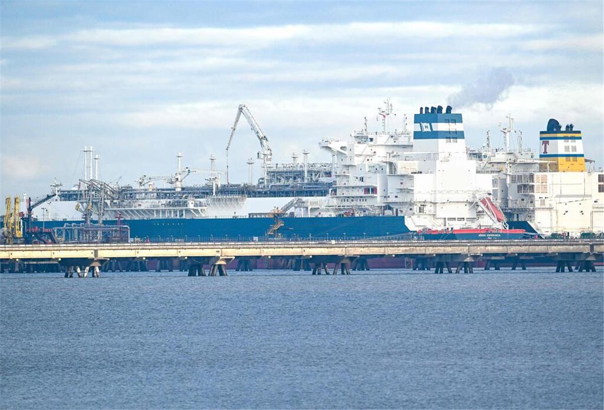 Das mit verflüssigtem Erdgas beladene Tankschiff «Maria Energy» (r) liegt am schwimmenden Terminal, dem Spezialschiff «Höegh Esperanza». 