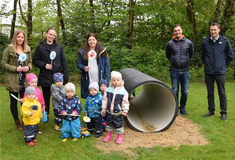 Neben den Kindern freuen sich (von links) Tagespflegestellenleiterin Melanie Büsing, Kristina Bornschier, Mandy Fink (beide Tagesmütter), Fabian Glevitzky und Ansgar Coners (beide Round Table) über die Spende.