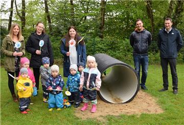 Neben den Kindern freuen sich (von links) Tagespflegestellenleiterin Melanie Büsing, Kristina Bornschier, Mandy Fink (beide Tagesmütter), Fabian Glevitzky und Ansgar Coners (beide Round Table) über die Spende.