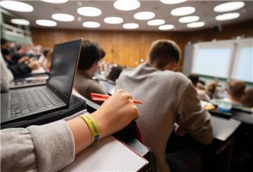 Eine Studentin sitzt in der Vorlesung im Audimax in der Universität Hannover. 