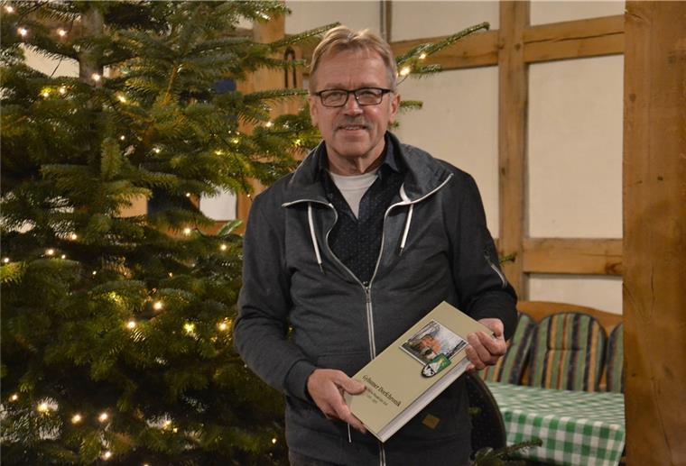 Neben der Geschichte Gyhums enthält die Chronik, die Werner Brüning in Händen hält, Fotos sämtlicher Gebäude im Dorf, eine Dokumentation alter Hofnamen, eine Vorstellung sämtlicher Firmen und Vereine. Auch Autobahn und Eisenbahn sind Gegenstand der Betrachtung.