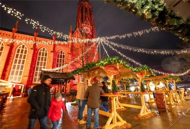 Es geht wieder los: Bilder vom Bremerhavener Weihnachtsmarkt Neben der großen Kirche laden überdachte Tische zum Verweilen ein.
