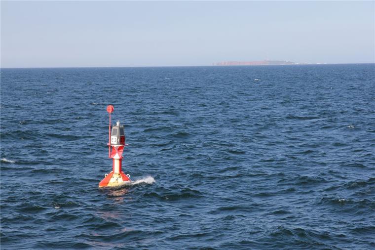 Neben der Tonne E 3, in Sichtweite Helgolands, verklappen derzeit zwei Hopperbagger den Schlick aus dem Hamburger Hafen und der Elbe bis Wedel. Inzwischen hat sich die Wassertiefe dort um vier Meter auf etwa 26 Meter verringert. 25 Meter dürfen nicht unterschritten werden.