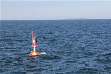 Neben der Tonne E 3, in Sichtweite Helgolands, verklappen derzeit zwei Hopperbagger den Schlick aus dem Hamburger Hafen und der Elbe bis Wedel. Inzwischen hat sich die Wassertiefe dort um vier Meter auf etwa 26 Meter verringert. 25 Meter dürfen nicht unterschritten werden.