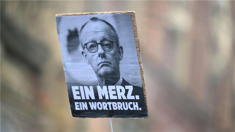 CDU beklagt Übergriffe nach Abstimmung mit AfD Neben friedlichen Protesten gab es nach der gemeinsamen Abstimmung von CDU und AfD auch Übergriffe auf Parteibüros. (Symbolbild)