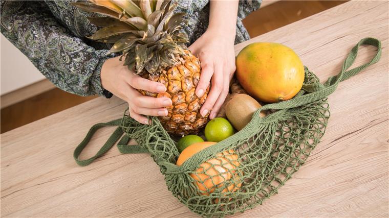 Wenn der Bauch dem Sport im Wege steht - so geht es trotzdem Neben körperlicher Aktivität ist auch eine ausgewogene Ernährung wichtig, wenn man sein Gewicht reduzieren möchte.
