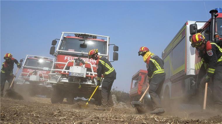 Neben Kollegen aus anderen europäischen Ländern waren auch 67 Feuerwehrleute mit ihren Fahrzeugen aus Niedersachsen und Nordrhein-Westfalen in Spanien im Einsatz. Nach gut einer Woche traten sie die Rückreise an. (Archivbild)