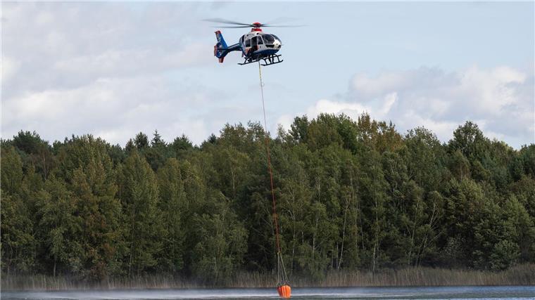 Niedersachsen stärkt Feuerwehr für Waldbrandeinsätze Neben mehr als 1.000 Einsatzkräften sind auch Hubschrauber und Helikopter im Einsatz.