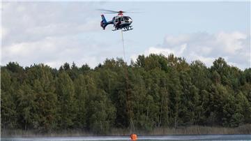 Neben mehr als 1.000 Einsatzkräften sind auch Hubschrauber und Helikopter im Einsatz.
