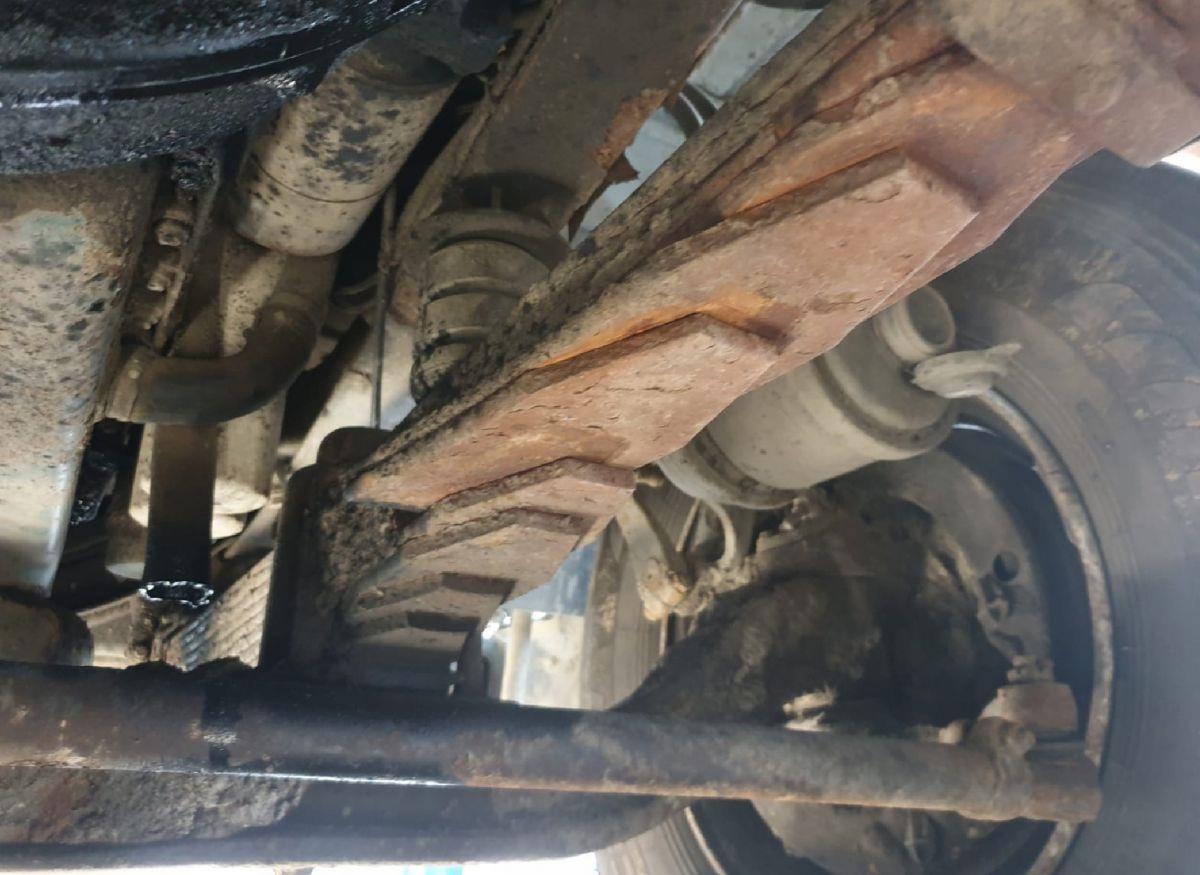Polizei zieht unsicheren Lastwagen im Cuxland aus dem Verkehr Neben mehreren gebrochenen Blattfedern und Reifenschäden hatte der Lastwagen laut Polizei so gut wie keine Bremswirkung.