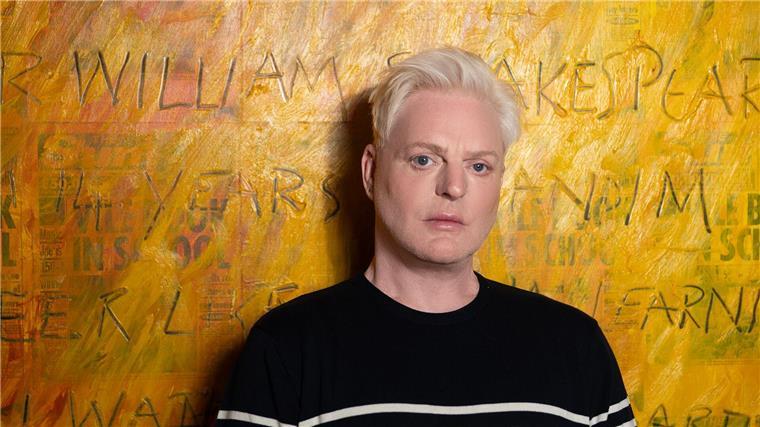 Erasure-Sänger Andy Bell mit Soloalbum: „Ist auch mal schön“ Neben seiner Karriere mit Vince Clarke ist der 61-Jährige auch solo sehr aktiv.