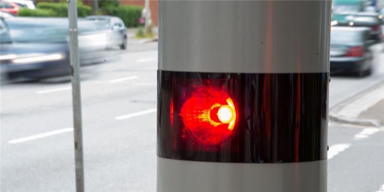 Vorsicht: Hier sind Blitzer in Bremerhaven und im Cuxland Neben solchen stationären Blitzern werden auch mobile Blitzer an einigen Stellen in Bremerhaven und im Kreis Cuxhaven eingesetzt.