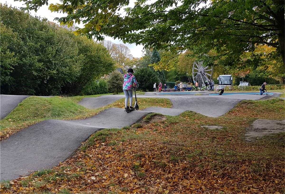 Eine Chance auf Pumptrack-Anlage in Schwei Neben verschiedenen Veranstaltungen gab es auch eine von der Gemeinde organisierte Fahrt nach Mettingen, wo es eine Pumptrack gibt und wo die Kinder sie ausprobierten.