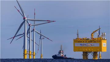Neben Windenergieanlagen steht eine Konverterplattform auf der Ostsee. (Archivbild)