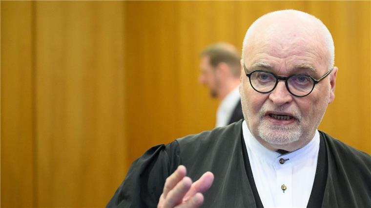 Angeklagter schweigt zu tödlicher Messerattacke in Sarstedt Nebenklage-Anwalt Matthias Waldraff würdigte die Lebensleistung des getöteten Betreibers der Flüchtlingsunterkunft.