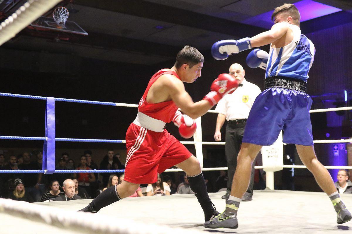Prächtige Stimmung bei Box-Bezirksmeisterschaften in Nordenham Nedyalko Iliev (links) vom SV Nordenham verlor in der Männer-B-Klasse bis 69 Kilogramm knapp gegen Daniel Stumpf vom Emder BAC.