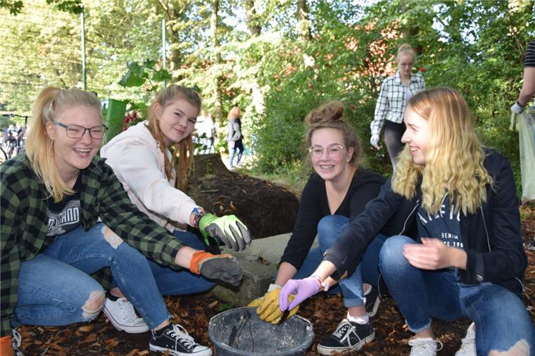 750 Gymnasiasten machen auf dem Schulhof Klarschiff Neele Hansing (von links), Ines Ostendorf, Rieke Seyfarth und Rieke Wessels sammeln im „grünen Klassenzimmer“ die Scherben auf.