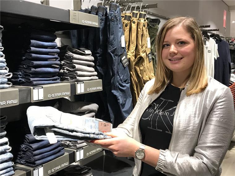 Neele Harmuth aus Nordenham arbeitet derzeit in der Abteilung für junge Herrenmode bei Leffers in Oldenburg. Dort hat sie auch ihre Ausbildung zur Verkäuferin absolviert.