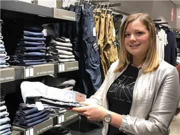 Neele Harmuth aus Nordenham arbeitet derzeit in der Abteilung für junge Herrenmode bei Leffers in Oldenburg. Dort hat sie auch ihre Ausbildung zur Verkäuferin absolviert.