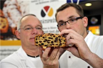 Nehmen auch Bremer Klaben bei der Stollenprüfung unter die Lupe: Michael Isensee (links) und Timo Aßmann. Foto Scheschonka
