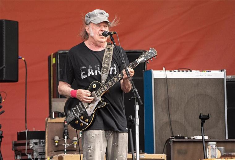 Nach Boykott: Neil Young will doch in Glastonbury spielen Neil Young will nun doch beim Festival Glastonbury spielen. (Archivfoto)