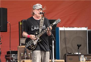 Neil Young will nun doch beim Festival Glastonbury spielen. (Archivfoto)
