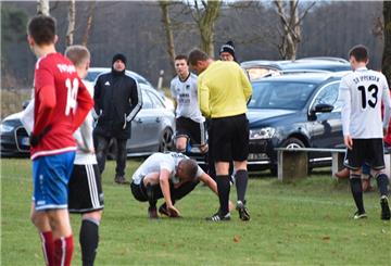 Nein, auch wenn es hier beim Aufstehen so aussieht: Vor den Schiedsrichtern verneigen müssen sich die Spieler des SV Ippensen nicht.