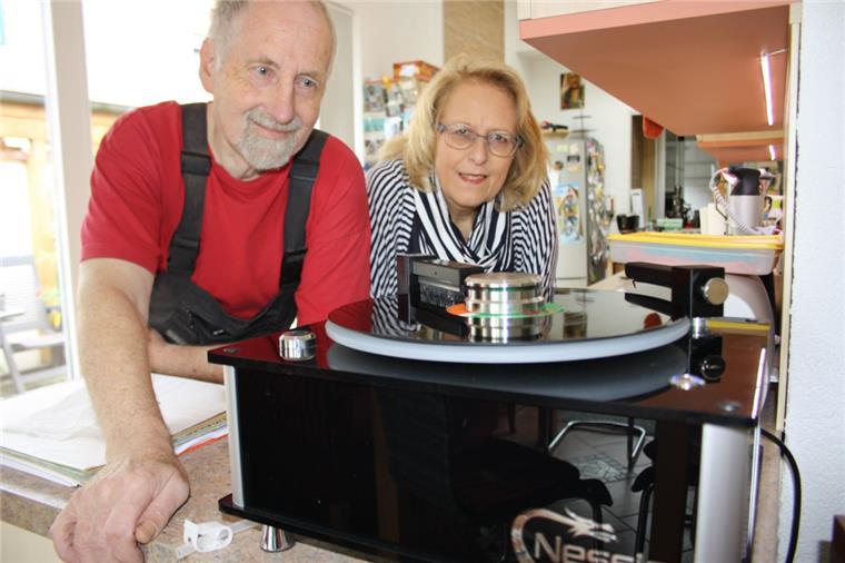 Schallplatten-Kult: Fünf Freunde laden Vinyl-Fans zum Klugschnacken ein Nein, das ist kein Plattenspieler – so sieht eine Waschmaschine für Schallplatten aus. Norbert Frey hat sie sich zugelegt, um seine Vinylscheiben zu säubern. Ehefrau Ursula Frey findet das Hobby ihres Mannes toll. „Auch wenn das bedeutet, dass man als Ehefrau aus dem Urlaub kommt, und plötzlich steht da mal eben ein Plattenspieler für 2000 Euro“, erzählt sie lachend.