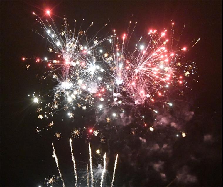 Mit Video: Startschuss für spektakuläres Feuerwerk Nein, noch ist nicht Silvester. Trotzdem stiegen beim Probeschießen schon viele Raketen in den Himmel.