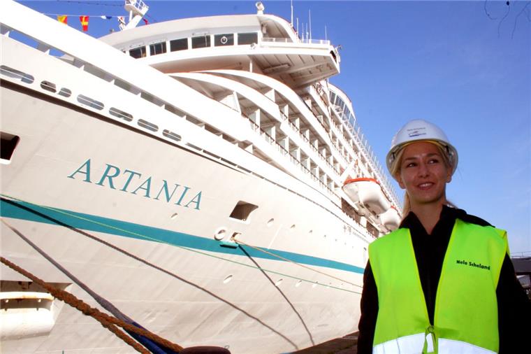 Auf der Kreuzfahrtkaje hört alles auf ihr Kommando Nele Scheland an ihrem Arbeitsplatz: der Kaje am Columbus Cruise Center.